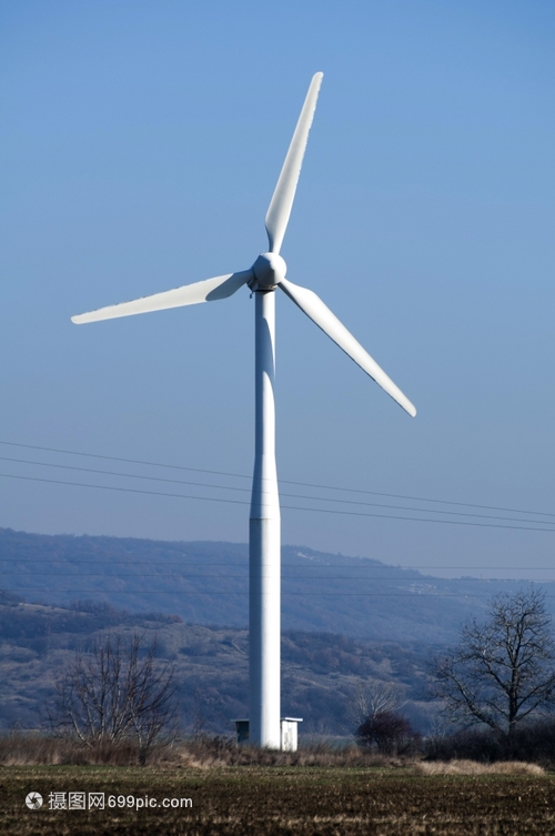 蓝色天空上的风力发电机