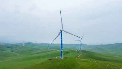 矗立在草原上的风电机组。