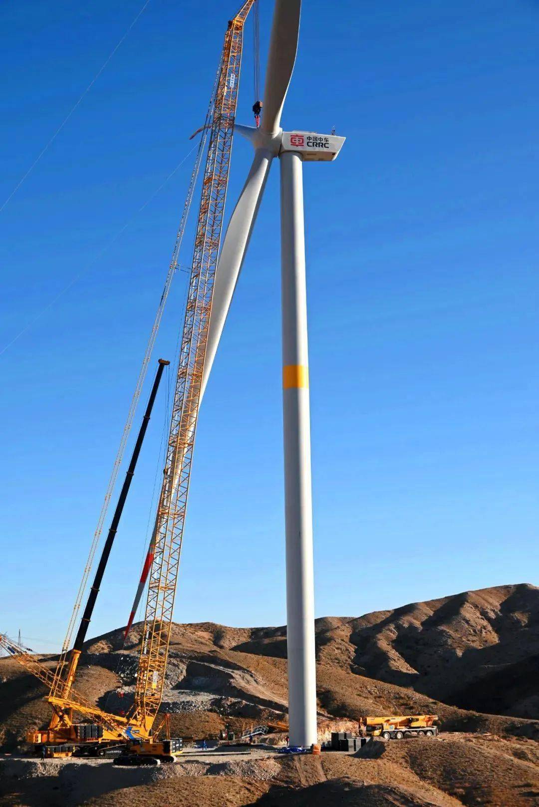 华润新能源阿拉善宗别立200兆瓦风电项目成功完成首台风机吊装
